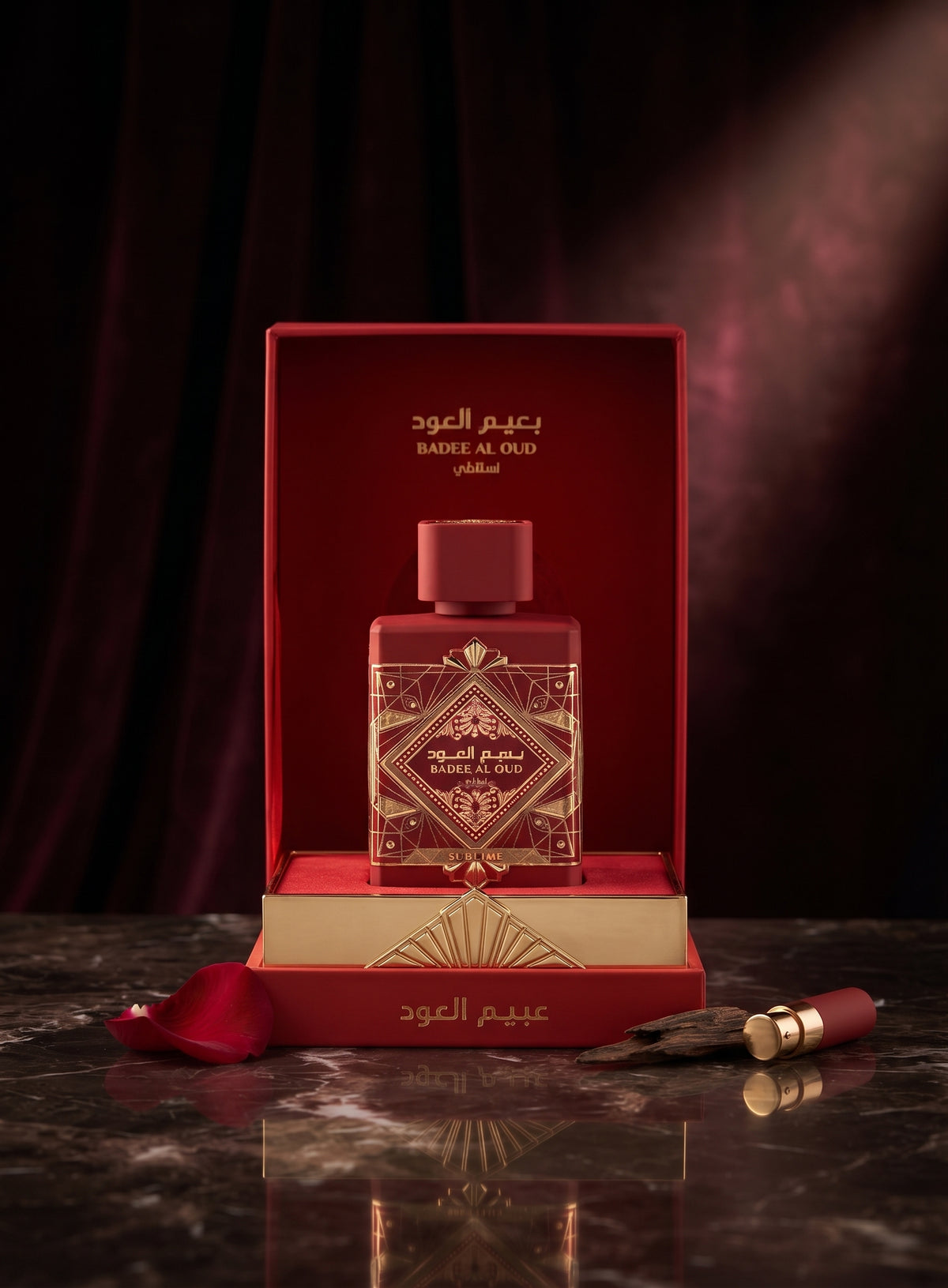 Frasco de perfume Lattafa Badee Al Oud Sublime 100 ml en vidrio rojo con relieve dorado