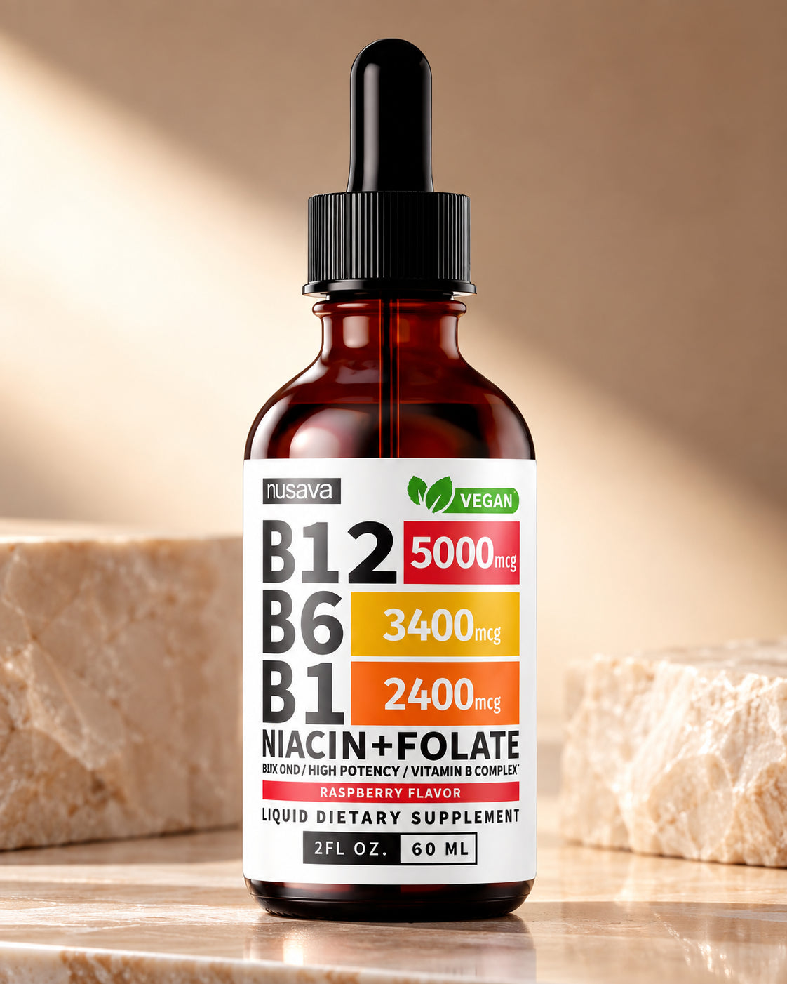 Botella vegana de vitamina B12 sobre piedra cálida