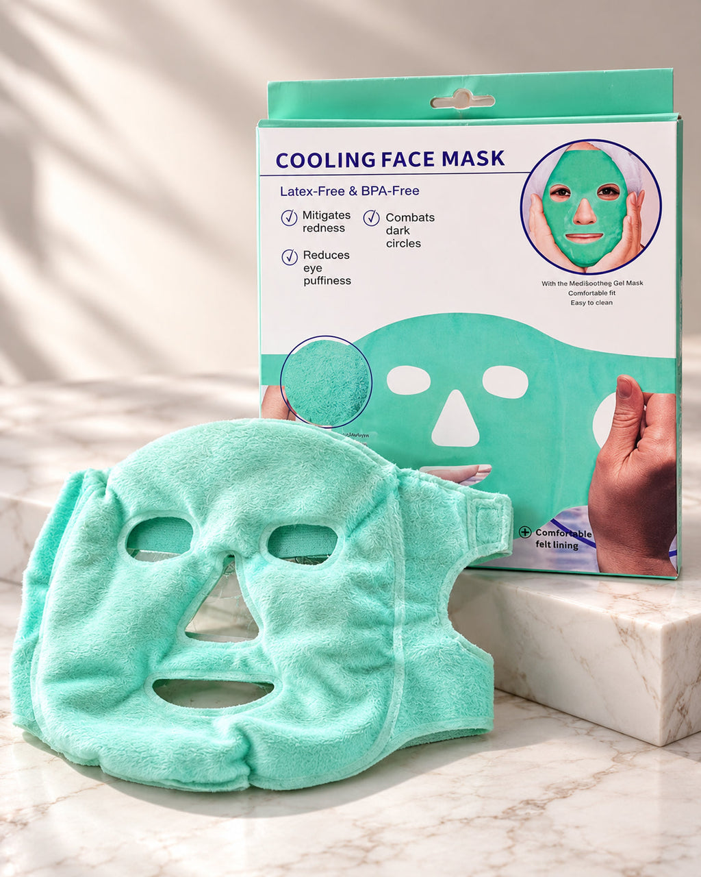 Mascarilla facial refrescante sobre mármol