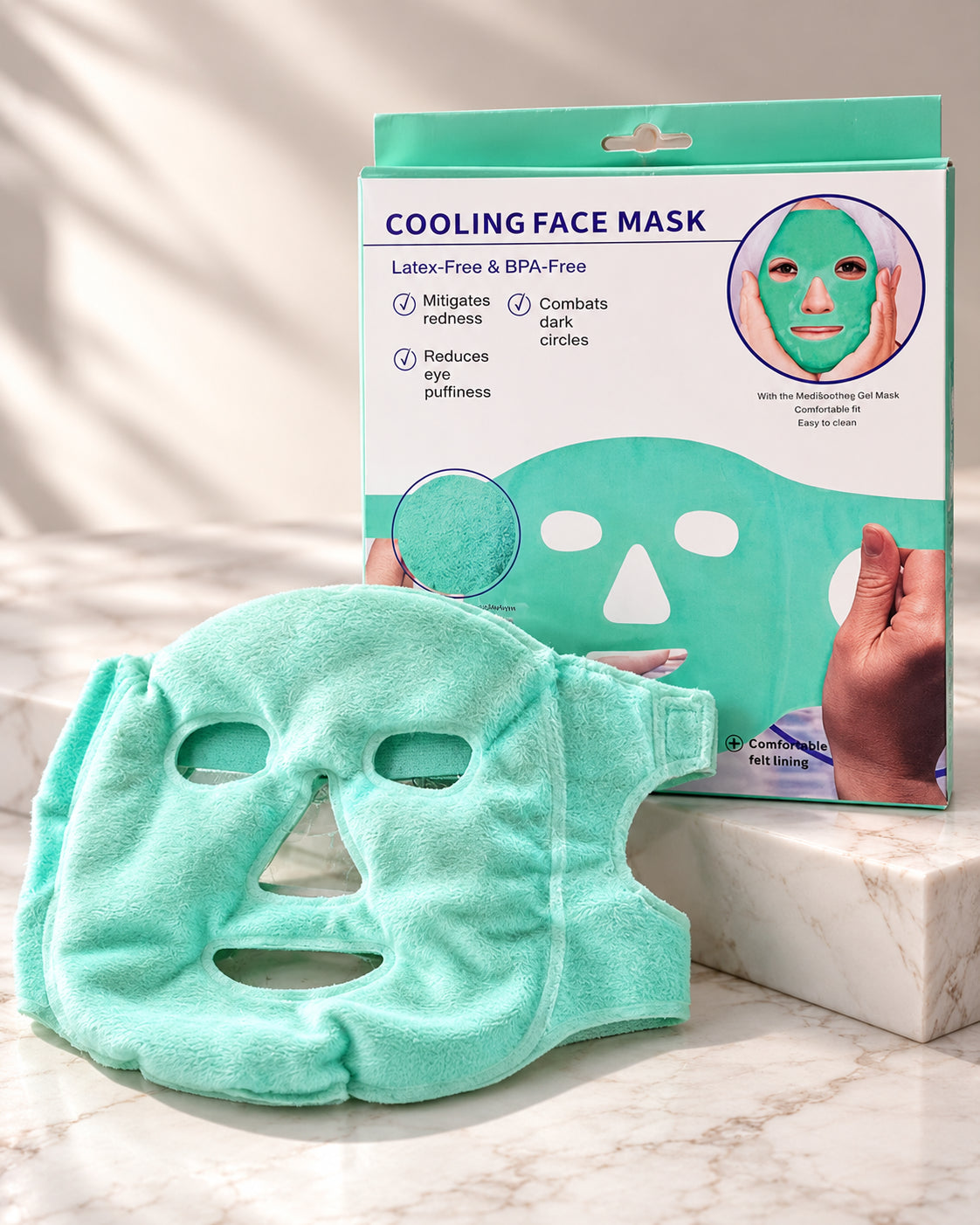 Mascarilla facial refrescante sobre mármol